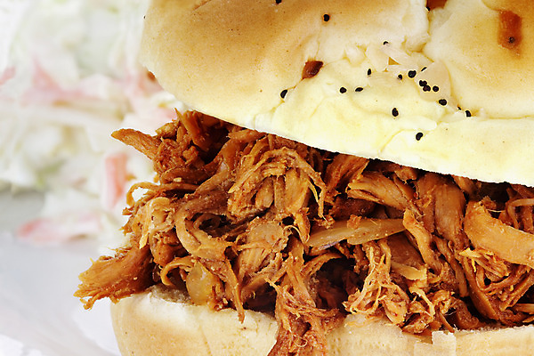 포토 JPG 해외이미지 스튜디오촬영 접시 음식 양파 패스트푸드 샌드위치 건강 육류 돼지고기 사람없음 아웃포커스 가로 식사 저녁식사 치킨 샐러드 소고기 햄버거 신선 당기기 닫기 인스턴트 바비큐 먹기 속도 그림 점심식사 따기 번 정물화 해외202004 해외포토 식기 빵 채소 식재료 모션 촬영기법 실내 닭고기요리 파일형식 이미지허브