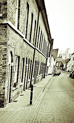 포토 JPG 해외이미지 도로 벽 창문 벽돌 영국 잉글랜드 거리 주택 흑백 사람없음 야외 문 보행로 시골집 지역 타운 계단식 이웃 구식 빅토리아 세피아 옛날 스타일 해외202004 해외포토 유럽 길 교통시설 촬영기법 건물 도시 파일형식 이미지허브