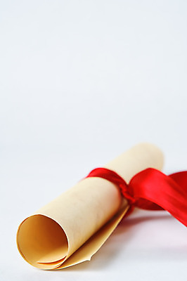 포토 JPG 해외이미지 교육 리본 졸업 사람없음 빨간색 졸업장 두루마리 묶기 대학교 롤 양피지 자격증 고등교육 해외202004 해외포토 컬러 학교 모션 증명서 파일형식 이미지허브