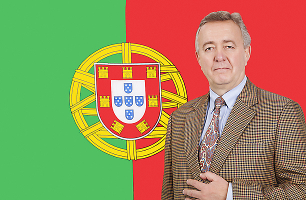 포토 JPG 해외이미지 백인 직업 1 응시 남자 행복 중년 50대 비즈니스 사업가 한명 서기 사람 정장 성인 깃발 국기 애국심 중년남자만 존경 해외202004 해외포토 서양인 시선 옷 감정 모션 남자만 중년만 파일형식 이미지허브