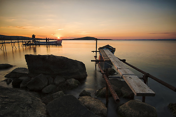 포토 JPG 해외이미지 구름 호수 바다 여행 백그라운드 오렌지 자연 하늘 낚시 휴가 휴식 새로움 풍경 사람없음 야외 목재 물 여름 파란색 햇빛 평화 일출 항구 어둠 침묵 일몰 보트 방파제 장면 단상 내추럴 옛날 수평선 해외202004 해외포토 자연요소 나무 계절 공공시설 컬러 컨셉 배_교통 과일 재료 교통시설 레저 태양 노을 소리 생태계 파일형식 이미지허브