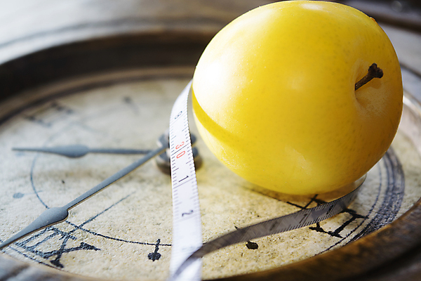 포토 JPG 해외이미지 라이프스타일 접시 컨셉 신체 다이어트 건강 사람없음 목재 흰색 시간 몸무게 비만 날씬함 측정 눈금 테이프 계량 돌봄 분실 적자 디톡스 해외202004 해외포토 나무 식기 컬러 재료 모션 문구용품 생활 몸매 파일형식 이미지허브