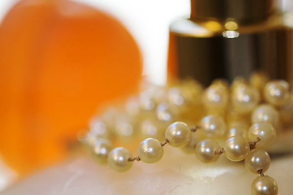 포토 JPG 해외이미지 디자인 결혼 목걸이 장신구 미술 사람없음 세트 유행 금속 반지 신용카드 화려 황금 고급 우아함 보석 향수 향기 만들기 핸드메이드 해외202004 해외포토 컨셉 모션 재질 문화예술 이벤트 금융 화장품 광석 냄새 파일형식 이미지허브