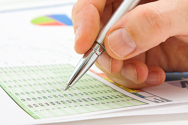 포토 JPG 해외이미지 직업 손 산업 탁자 그래프 사람없음 사무실 펜 공연 도구 기록 고리 계산 카운트 해외202004 해외포토 가구 비즈니스 이벤트 신체부위 필기구 파일형식 이미지허브