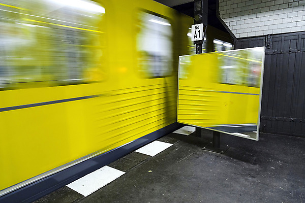 포토 JPG 해외이미지 여행 백그라운드 패턴 교통시설 모션 독일 사람없음 반사 노란색 거울 기차 전철 역 심볼 속도 지하 베를린 단상 블러 옛날 해외202004 해외포토 유럽 육상교통 컬러 교통 무늬 대중교통 시설 파일형식 이미지허브