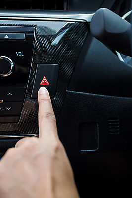 포토 JPG 해외이미지 손 여자 손가락 교통시설 자동차 전등 실내 경고 안전 사람 성인 사람없음 내부 빨간색 검은색 긴급 도움 판넬 운전사 보호 위험 사건 고장 심볼 사인 신호 보안 공포 언론 시스템 팔 스위치 경보 계기판 자동 제어 헬프 해외202004 해외포토 직업 육상교통 컬러 교통 컨셉 조명 신체부위 시설 파일형식 이미지허브