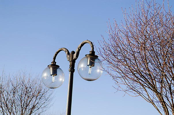 포토 JPG 해외이미지 디자인 외관 백그라운드 2 가로등 전구 건축양식 유리 하늘 조명 거리 사람없음 야외 파란색 빛 금속 힘 장비 에너지 골동품 등불 램프 기둥 도시 분위기 클래식 철 오브젝트 복고 볼트 봉 타운 더블 옛날 철강 스타일 해외202004 해외포토 공공시설 건축 컬러 컨셉 재질 공구 파일형식 이미지허브