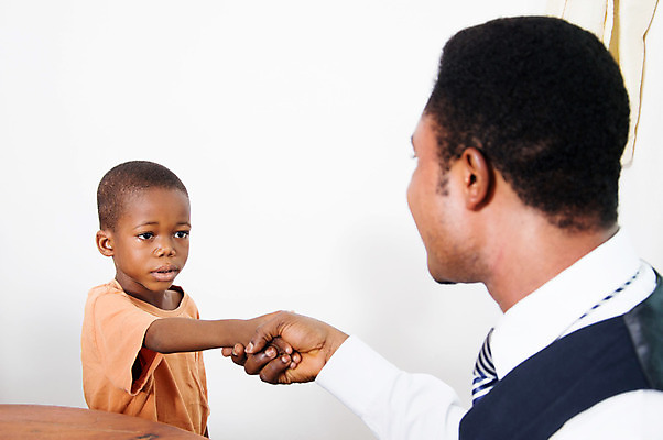포토 JPG 해외이미지 어린이 의자 사람 앉기 소년 두명 사무실 인사 비즈니스맨 무서움 방문 환영 해외202004 해외포토 남자 감정 가구 비즈니스 모션 예절 직장인 파일형식 이미지허브