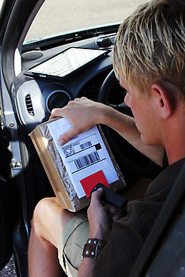 포토 JPG 해외이미지 직업 손 산업 비즈니스 교통시설 모바일 한명 사람 컴퓨터 상자 라벨 화물 잡기 배달원 배송 서비스 바코드 패키지 적재 스캔 해외202004 해외포토 1 교통 모션 프레임 신체부위 전자제품 운송업 시설 파일형식 이미지허브