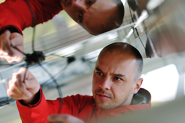 포토 JPG 해외이미지 주간 남자 한명 상반신 성인 야외 앞모습 반사 잡기 태양에너지 집열판 성인남자한명만 해외202004 해외포토 자연요소 1 뷰포인트 모션 사람 그린에너지 남자한명만 성인남자만 파일형식 이미지허브