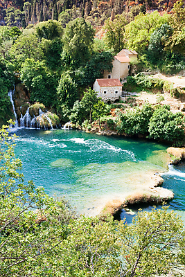 포토 JPG 해외이미지 나무 식물 공원 호수 야생동물 여행 잎 자연 표면 휴가 국립공원 풍경 사람없음 초록색 물 여름 빛 강 햇빛 반사 계곡 수영 산책 폭포 하이킹 나뭇가지 황무지 숲 시골집 크로아티아 유지 판잣집 해외202004 해외포토 자연요소 동물 계절 공공시설 유럽 컬러 레저 휴식 주택 태양 수상스포츠 생태계 파일형식 이미지허브