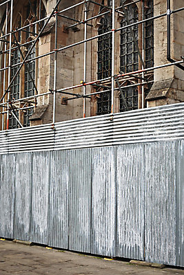 포토 JPG 해외이미지 식물 영어 산업 벽 건축양식 잉글랜드 프레임 사람없음 건물 성당 교회 금속 힘 업무 작업 중세 수리 땅 철 발판 골절 복원 해외202004 해외포토 문자 건축물 건축 의학 종교건축 재질 영국 역사 파일형식 이미지허브