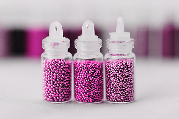 포토 JPG 해외이미지 분홍색 백그라운드 유리 불꽃 사람없음 장식 빛 반짝임 반사 유행 페인트 화장품 흐름 흰색 붓 못 화려 닫기 떨어짐 정상 컨테이너 손톱관리 만들기 광택 고립 니스 해외202004 해외포토 산업 컬러 컨셉 모션 재질 불 뷰티 공구 네일아트 파일형식 이미지허브