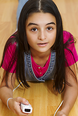 포토 JPG 해외이미지 스튜디오촬영 전신 백인 라이프스타일 여자 행복 포즈 티셔츠 버튼 휴식 한명 웃음 사람 10대 에너지 청바지 흰배경 조이스틱 고립 비디오게임 제어 해외202004 해외포토 서양인 1 감정 백그라운드 컨셉 셔츠 바지 청소년 실내 표정 생활 게임 흰색 게임기 파일형식 이미지허브