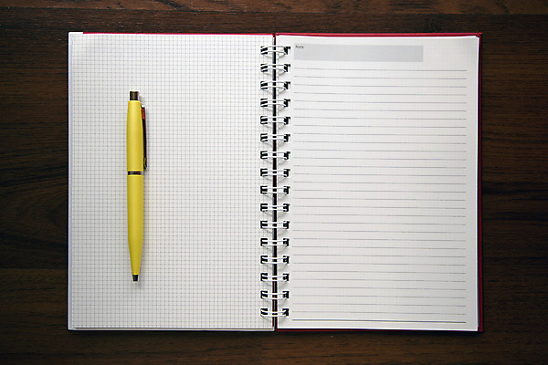 포토 JPG 해외이미지 교육 종이 백그라운드 비즈니스 탁자 나선형 사람없음 목재 책 사무실 우주 다이어리 쪽지 공책 공백 오픈 질감 페이지 시트 패드 해외202004 해외포토 나무 가구 무늬 재료 문구용품 사무용품 파일형식 이미지허브