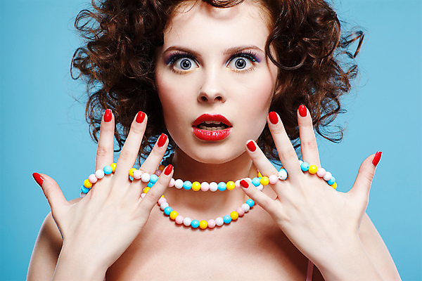 포토 JPG 해외이미지 백인 모델 라이프스타일 손 여자 감정 유럽 얼굴 장난 목걸이 갈색머리 한명 사람 빨간색 파란색 유행 놀람 화장품 흰색 표현 손톱관리 손톱 호기심 청록색 팔 스타일 해외202004 해외포토 서양인 1 헤어스타일 나라 컬러 컨셉 장신구 표정 생활 신체부위 뷰티 네일아트 파일형식 이미지허브