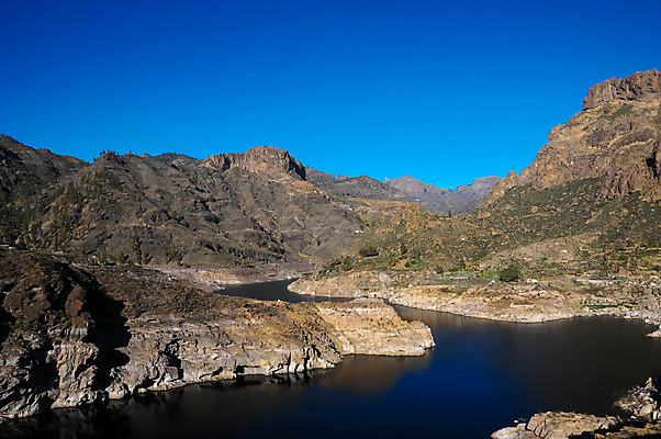 포토 JPG 해외이미지 호수 자연 표면 사람없음 물 강 환경 골짜기 검은색 어둠 바위 신선 액체 휘발유 암초 해외202004 해외포토 자연요소 컬러 돌_바위 석유 생태계 파일형식 이미지허브
