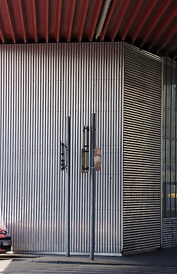 포토 JPG 해외이미지 공원 선 건축양식 창문 자동차 그림자 사람없음 건물 빛 태양 모서리 가장자리 주차 사인 도로표지판 각도 대칭 엘리먼트 해외202004 해외포토 자연요소 건축물 공공시설 건축 도로 육상교통 표지판 둘레 파일형식 이미지허브