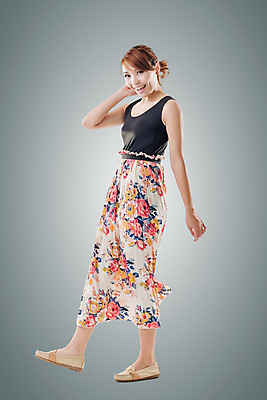 포토 JPG 해외이미지 라이프스타일 응시 여자 행복 아시아 휴식 한명 서기 웃음 동양인 일본 중국 기쁨 표현 신선 우아함 가득함 길이 고립 무료 스타일 해외202004 해외포토 1 시선 감정 나라 컨셉 모션 표정 사람 인종 생활 파일형식 이미지허브