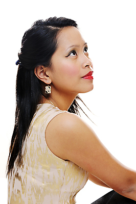 포토 JPG 해외이미지 모델 응시 여자 행복 포즈 백그라운드 갈색머리 한명 사람 동양인 성인 청춘 갈색 유행 일본 중국 화장품 흰색 신선 자신감 화려 긍정 내추럴 고립 배려 심각 필리핀사람 해외202004 해외포토 1 헤어스타일 시선 감정 아시아 컬러 컨셉 인종 뷰티 파일형식 이미지허브