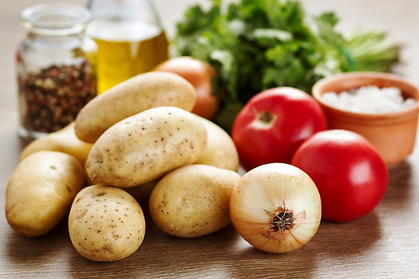 포토 JPG 해외이미지 음식 백그라운드 토마토 채소 재료 탁자 감자 파슬리 요리 사람없음 목재 빨간색 초록색 갈색 노란색 주방 황금 먹기 허브 준비 날것 소금 후추 채식주의자 해외202004 해외포토 나무 식물 컬러 가구 모션 향신료 채식 파일형식 이미지허브