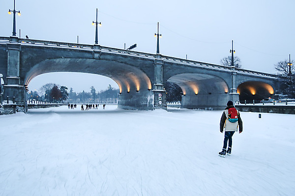 포토 JPG 해외이미지 캐나다 겨울 사람없음 건물 얼음 스케이팅 도시 저녁 해외202004 해외포토 자연요소 건축물 계절 북아메리카 겨울스포츠 야간 파일형식 이미지허브