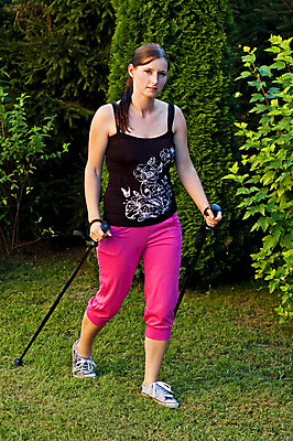 포토 JPG 해외이미지 라이프스타일 여자 스포츠 여행 포즈 한명 걷기 에너지 해외202004 해외포토 1 모션 사람 생활 파일형식 이미지허브