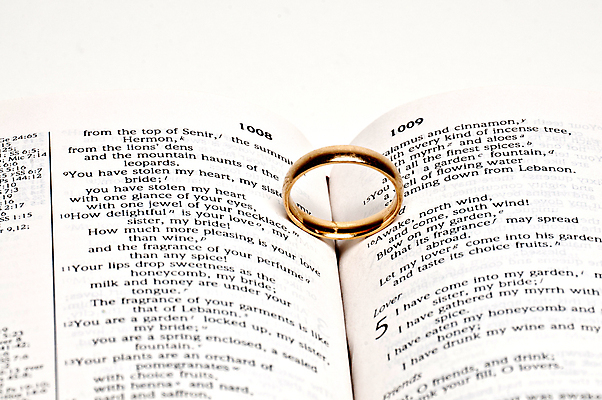 포토 JPG 해외이미지 기독교 종교 결혼 노래 결혼식 사랑 사람없음 성경 반지 결혼반지 해외202004 해외포토 감정 음악 장신구 종교용품 이벤트 파일형식 이미지허브