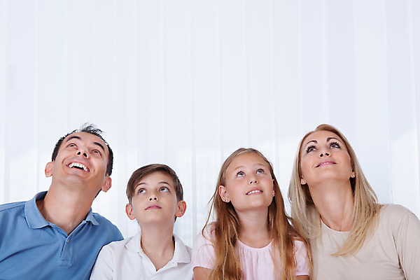 포토 JPG 해외이미지 백인 라이프스타일 응시 여자 남자 딸 행복 아들 어린이 생각 가족 엄마 미래 휴식 주택 함께함 실내 웃음 사람 소년 여러명 성인 금발 우주 기쁨 꿈 자녀 4 아빠 예측 명상 호기심 슛 리빙 줄서기 해외202004 해외포토 서양인 헤어스타일 시선 감정 다수 컨셉 관계 모션 표정 내부 건물 생활 숫자 파일형식 이미지허브