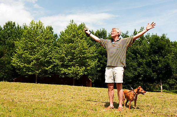 포토 JPG 해외이미지 나무 공원 행복 반바지 자연 휴가 관리 한명 사람 야외 반려동물 갈색 회색 자유 개 옛날 해외202004 해외포토 식물 동물 1 공공시설 감정 컬러 컨셉 바지 포유류 생태계 파일형식 이미지허브