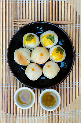 포토 JPG 해외이미지 전통 계절 행복 아시아 문화 음식 백그라운드 기념 요리 동양인 사람없음 빨간색 파티 케이크 계란 축제 중국 빵집 달 가을 흰색 축하 닫기 중앙 차 달콤 맛 굽기 대만 먹기 기회 반죽 노른자 동쪽 옛날 페스츄리 해외202004 해외포토 자연요소 감정 나라 음료 빵 컬러 컨셉 모션 디저트 인종 이벤트 상점 알 구이 방향 파일형식 이미지허브