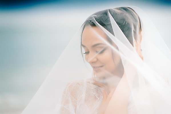 포토 JPG 해외이미지 모델 드레스 행복 바다 하늘색 결혼 백그라운드 하늘 갈색머리 사랑 한명 미소 성인 유행 흰색 우아함 아래 해외202004 해외포토 1 헤어스타일 옷 감정 컬러 컨셉 표정 사람 이벤트 파란색 방향 위치 파일형식 이미지허브