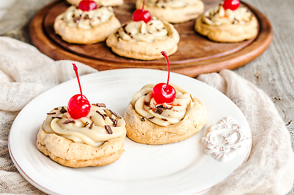 포토 JPG 해외이미지 접시 열매 음식 과일 부분 탁자 디저트 요리 사람없음 목재 장식 빨간색 빛 케이크 계란 보라색 이탈리아 껍질 흰색 직물 체리 닫기 달콤 설탕 굽기 스위스 크림 프랑스어 머랭 커스터드 페스츄리 해외202004 해외포토 나무 식물 문자 식기 유럽 빵 컬러 가구 재료 모션 알 맛 구이 파일형식 이미지허브