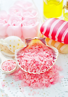 포토 JPG 해외이미지 분홍색 사람없음 장미 숟가락 스파 조개껍데기 스파용품 비누 입욕소금 해외202004 해외포토 꽃 컬러 조개 수저 위생용품 미용용품 오브젝트 소금 파일형식 이미지허브