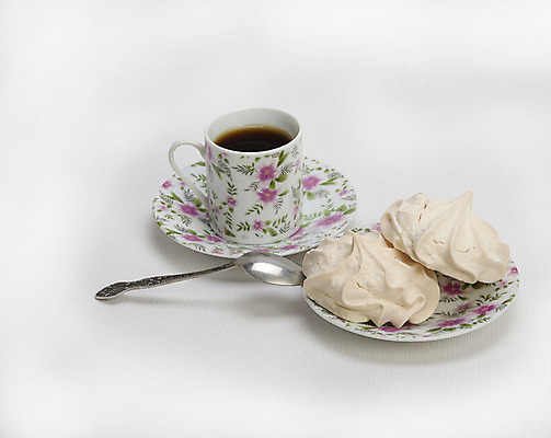 포토 JPG 해외이미지 커피 음식 백그라운드 휴가 디저트 키스 요리 사람없음 장식 쿠키 과자 케이크 카페 빵집 흰색 대접 우아함 선택 차 달콤 맛 설탕 크림 고립 머랭 취급주의 페스츄리 해외202004 머랭쿠키 해외포토 음료 빵 컬러 컨셉 경고 상점 애정표현 파일형식 이미지허브