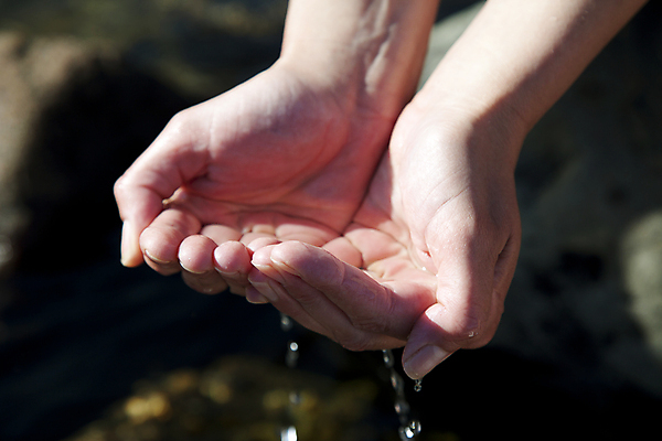 포토 JPG 해외이미지 주간 손 자연 야외 신체부위 물 손씻기 위생관리 해외202004 해외포토 자연요소 관리 사람 씻기 생태계 파일형식 이미지허브