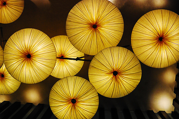 포토 JPG 해외이미지 백그라운드 우산 버튼 조명 아이디어 사람없음 장식 빛 노란색 바퀴 원형 해외202004 해외포토 도형 컬러 컨셉 파일형식 이미지허브