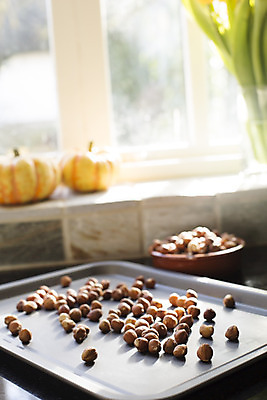 포토 JPG 해외이미지 음식 재료 창문 건강 요리 씨앗 사람없음 갈색 견과류 굽기 날것 개암나무 식용 헤이즐넛 개암 해외202004 해외포토 나무 식물 열매 컬러 구이 파일형식 이미지허브