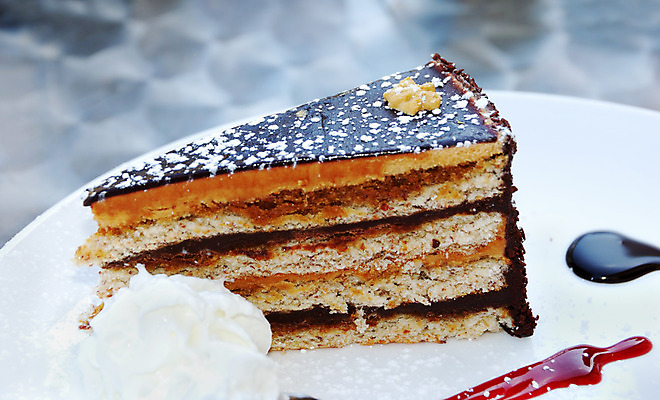 포토 JPG 해외이미지 접시 커피 음식 조각 디저트 사람없음 장식 케이크 식당 초콜릿 얼음 검은색 흰색 고명 달콤 설탕 자르기 먹기 크림 아몬드 층 바닐라 어려움 오페라 채찍 페스츄리 해외202004 해외포토 자연요소 식기 음료 빵 컬러 모션 상점 견과류 맛 파일형식 이미지허브