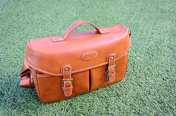 포토 JPG 해외이미지 길 여행 가방 휴가 노동자 손잡이 사람없음 야외 가로 초록색 갈색 유행 여행가방 수확 골동품 짐 업무 거친 클래식 가죽 자르기 오브젝트 싱글 질감 복고 팩 숨김 옛날 스타일 해외202004 해외포토 직업 잡화 컬러 컨셉 농업 모션 화장품 작업 파일형식 이미지허브