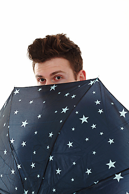 포토 JPG 해외이미지 백인 모델 손 남자 행복 별 백그라운드 컨셉 우산 날씨 한명 서기 사람 성인 파란색 유행 덮개 흰색 표현 잡기 업무 보호 오브젝트 양산 고립 스타일 해외202004 해외포토 자연요소 서양인 1 감정 컬러 모션 신체부위 뚜껑 작업 파일형식 이미지허브