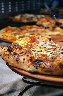 포토 JPG 해외이미지 음식 조각 토마토 채소 피망 치즈 주택 피자 패스트푸드 건강 마늘 요리 사람없음 주방 식당 정원 식사 저녁식사 이탈리아 껍질 최고 고급 닫기 달콤 맛 정크푸드 굽기 먹기 속도 올리브 반죽 칼로리 점심식사 모짜렐라치즈 짠맛 페퍼로니 해로움 핸드메이드 해외202004 해외포토 열매 유럽 컨셉 모션 유제품 서양음식 건물 상점 소시지 인스턴트 구이 파일형식 이미지허브