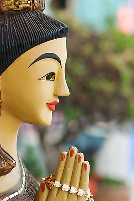 포토 JPG 해외이미지 손 아시아 조각 태국 미소 사람없음 목재 조각상 머리 상점 인사 환영 해외202004 해외포토 나무 나라 재료 표정 신체부위 조형물 예절 파일형식 이미지허브