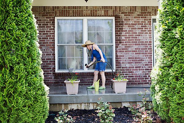 포토 JPG 해외이미지 나무 식물 라이프스타일 외관 계절 벽 가사 창문 가정 유리 벽돌 주택 액자틀 한명 야외 햇빛 유행 청결 봄 작업 씻기 청소 주부 상록수 분재 대걸레 심기 위생관리 혼자 해외202004 해외포토 1 액자 모션 재질 관리 틀 사람 건물 생활 태양 위생 청소도구 파일형식 이미지허브