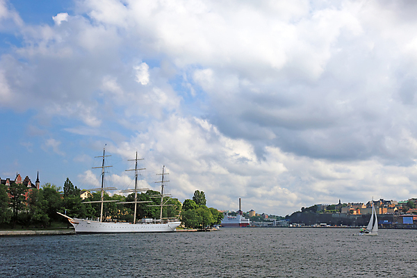 포토 JPG 해외이미지 나무 구름 전통 유럽 문화 바다 여행 요트 건축양식 교통시설 하늘 휴가 프레임 항해 스웨덴 사람없음 초록색 물 여름 파란색 빛 도시풍경 햇빛 반사 여행객 항구 도시 보트 센터 가득함 복고 장면 승객 타운 스칸디나비아 스톡홀름 옛날 해외202004 해외포토 자연요소 식물 계절 건축 나라 컬러 교통 배_교통 북유럽 사람 풍경 태양 시설 파일형식 이미지허브