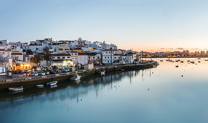 포토 JPG 해외이미지 전통 여행 낚시 주택 사람없음 야외 건물 물 파란색 강 반사 마을 맑음 일몰 새벽 도시 만 보트 센터 지중해 포르투갈 타운 해외202004 해외포토 자연요소 건축물 유럽 바다 컬러 배_교통 레저 날씨 노을 파일형식 이미지허브