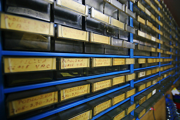 포토 JPG 해외이미지 직업 산업 선 벽 비즈니스 기술 사람없음 파란색 금속 거래 과학기술 업무 조직 작업실 수리 큼 창고 수납 옛날 해외202004 해외포토 컬러 재질 작업 크기 파일형식 이미지허브