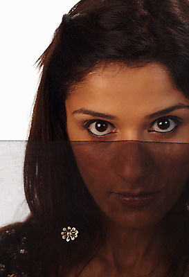 포토 JPG 해외이미지 전통 응시 여자 종교 문화 얼굴 중동 한명 세로 머리 유행 덮개 표현 투명 화려 영혼 신비 이슬람교 비밀 순수 호기심 베일 고립 숨기 신앙심 아랍어 이국적 카피스페이스 해외202004 해외포토 1 시선 감정 나라 컨셉 모션 사람 신체부위 공백 뚜껑 파일형식 이미지허브