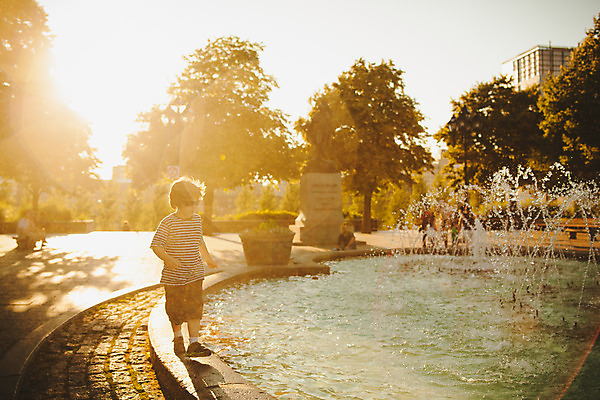 포토 JPG 해외이미지 백인 남자 어린이 한명 서기 소년 야외 물 빛 일몰 젖음 도시 분수 몬트리올 해외202004 해외포토 자연요소 서양인 1 캐나다 모션 사람 노을 파일형식 이미지허브