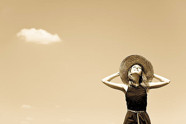 포토 JPG 해외이미지 1 드레스 옷 여자 감정 여행 자연 하늘 바람 한명 성인 야외 유행 마을 봄 자유 수확 시골 기다림 클래식 손목시계 복고 무료 우크라이나 혼자 스타일 해외202004 해외포토 자연요소 계절 유럽 시계 컨셉 농업 장신구 모션 날씨 사람 생태계 파일형식 이미지허브